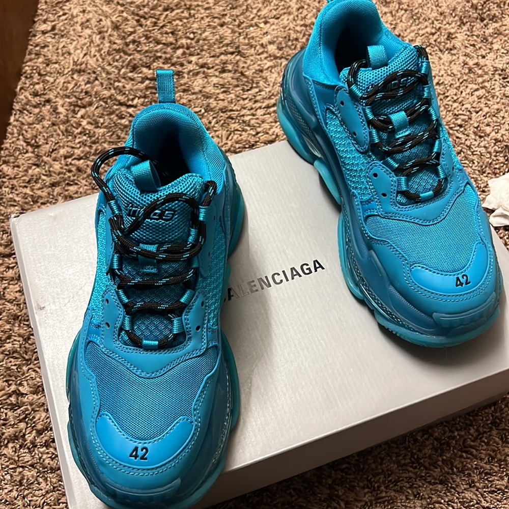 Balenciaga triple S size 42/ 9 men’s u.s! Only worn twice brand new still! - Picture 2 of 3